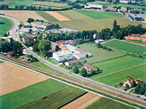 Früher hielten die Züge in der Kollermühle, dann wurde die Haltestelle aufgehoben und jetzt wird für die Stadtbahn erneut eine  Haltestelle geplant. Nicht ohne Grund: Immer mehr siedeln sich im «Choller» Industrie und Gewerbe an.