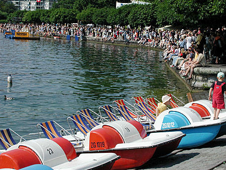 Tausende von Besucherinen und Besuchern säumten die Zuger Seebucht. 