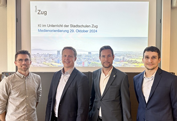Präsentierten die ersten Erfahrungen und Erkenntnisse der Stadtschulen Zug mit KI im Unterricht (v.l.): Peter Rigert (Dozent PH Luzern, Projektleiter), Remo Krummenacher (Rektor Stadtschulen Zug), Stadtrat Etienne Schumpf (Vorsteher Bildungsdepartement) und Thomas Zurfluh (Dozent Fachdidaktik Medienbildung & Informatik PH Zug).