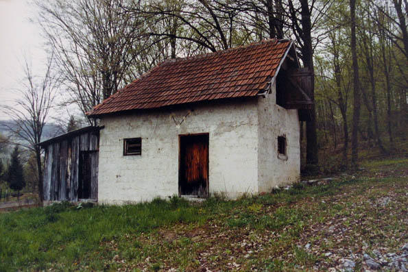 Štala koja je napravljena u toku rata gdje je moj komšija držao stado.
Ein Stall der während des Krieges gebaut wurde und in welchem mein Nachbar die Tiere heilt.