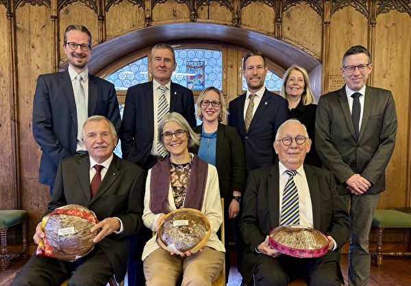 Die drei Geehrten mit dem Stadtrat von Zug: Vorne, von rechts: Dr. Karlheinz Leemann, Dr. Regula Grünenfelder und Dr. Beat Wicky. Hinten, von rechts: Stadtschreiber Beat Werder, Stadtratsvizepräsidentin Eliane Birchmeier, Stadtrat Etienne Schumpf, Stadträtin Barbara Gysel, Stadtpräsident André Wicki und Stadtrat Urs Raschle.