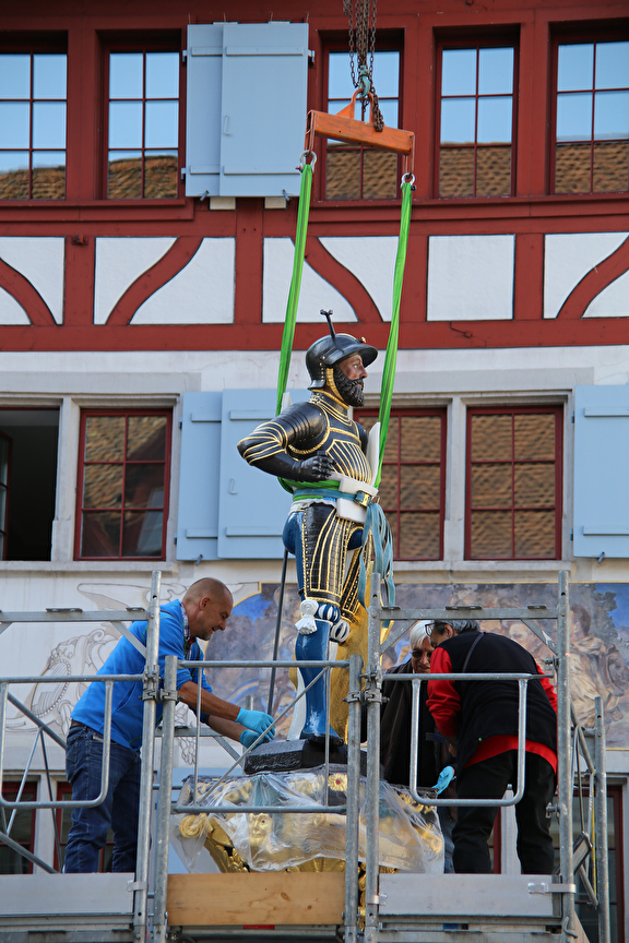 Die Kolinbrunnen-Figur schwebt per Kran zurück auf die Brunnensäule.