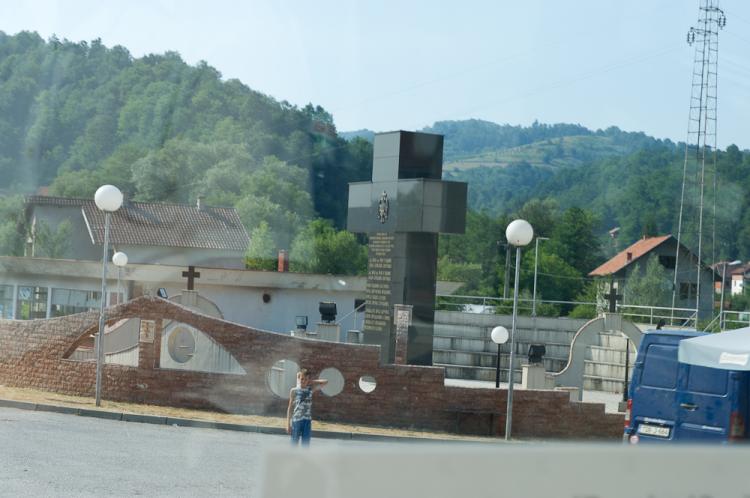 Im Tal nach Sebrenica steht auch ein Serbisches Denkmal, das der Kriegsopfer auf serbischer Seite gedenkt.