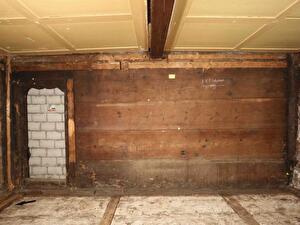 Bauzeitliche Bohlenwand von 1436/37 in der Stube Kirchenstrasse 5
Die mit Kielbogen geschmückte Türöffnung zu Haus Kirchenstrasse
7 wurde erst später eingebracht.