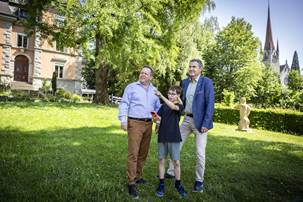 Louis zeigt Stadtpräsident André Wicki und Dominic Keller von Zug Tourismus die neue Rätsel-Tour. Foto: Alexandra Wey