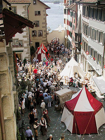 Die Gemeinde Risch verwandelte die Fischmarkt in ein mittelalterliches Städtchen mit Stadtwache, Söldnern, Tavernen und einem Markt.
