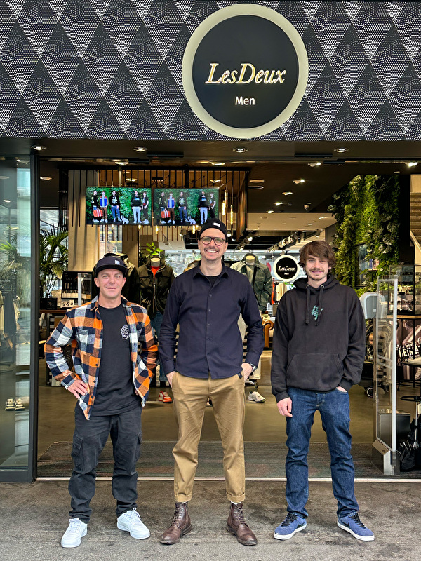 Der Inhaber von Les Deux Boutiques, Silvio Bischof (Mitte), mit Andrew Moncur Brady (links) und Daniel Gerhardt. Die beiden Künstler schaffen ein Stück Zug auf Leinwand und Textil im Les Deux Men an der Bahnhofstrasse 28. Sie kombinieren Porträts mit Eindrücken der Stadt. Aus den Kompositionen entsteht dann eine Zuger Kleider-Kollektion.