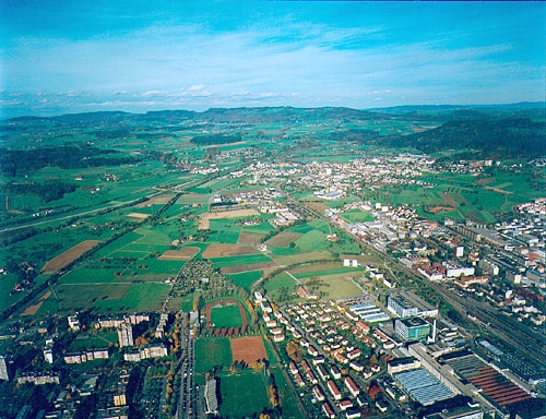 Der Kanton Zug ist ein dicht besiedelter Kanton. Trotzdem bleibt für die Naherholung noch genug Platz. Blick gegen Baar und den Albis.