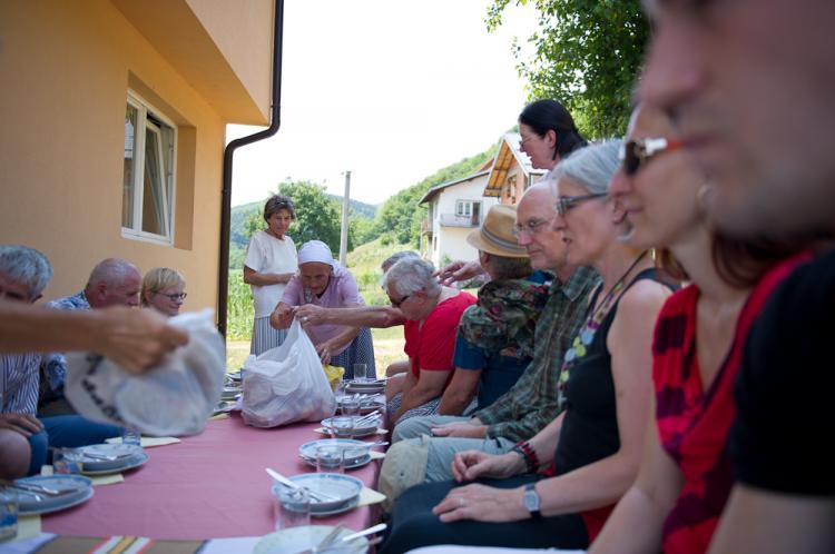 bei den Wittwen von Srebrenica. Mit Herzlichkeit und feinstem Essen werden wir empfangen.