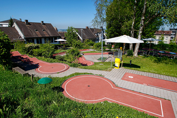 In idyllischer Umgebung: die Zuger Minigolfanlage nahe der ehemaligen Hauptpost
