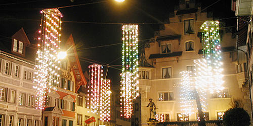 Der Kolinplatz mit Stadthaus und Restaurant Ochsen ist von einem Lichterkranz umgeben.