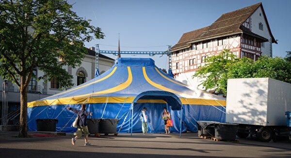 Das Circus Luna Zelt auf dem Schulhausplatz Burgbach, bereit für die sechs Aufführungen der 600 Schülerinnen und Schüler.