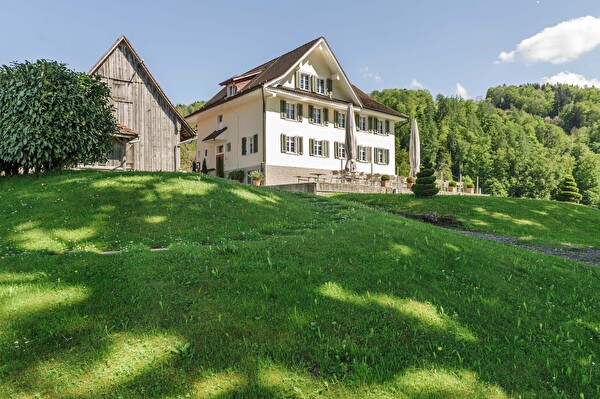 Der Röthelberg oberhalb der Stadt Zug mit dem Restaurant und der danebenliegenden Scheune.