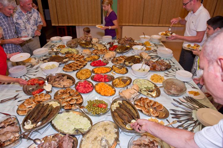 mit üppigem Buffet.