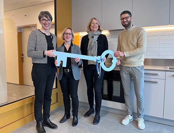 Schlüsselübergabe der Notzimmer im Göbli (v.l.): Luzia Gisler (Leiterin Soziale Dienste), Stadträtin Barbara Gysel (Vorsteherin Departement Soziales, Umwelt und Sicherheit), Stadträtin Eliane Birchmeier (Vorsteherin Baudepartement) und Joao Alves (Projektleiter Hochbau).