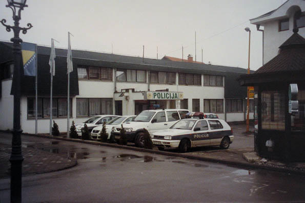 Policijska uprava Kalesija u kojoj bih volio da radim.
Polizeiposten in Kalesija, wo ich gerne mal arbeiten möchte.