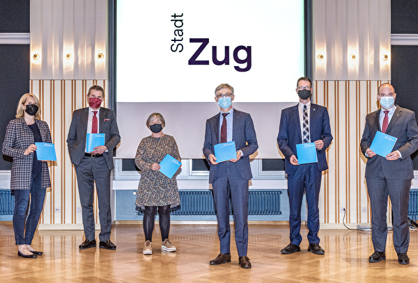 Der Stadtrat von Zug stellt in corpore die wesentlichen Elemente des neuen Erscheinungsbildes mit dem neuen Logo vor. Von links: Eliane Birchmeier (Vorsteherin Baudepartement), André Wicki (Vorsteher Finanzdepartement), Vroni Straub-Müller (Stadtratsvizepräsidentin und Vorsteherin Bildungsdepartement), Karl Kobelt (Stadtpräsident), Urs Raschle (Vorsteher Departement Soziales, Umwelt und Sicherheit) und Martin Würmli (Stadtschreiber).