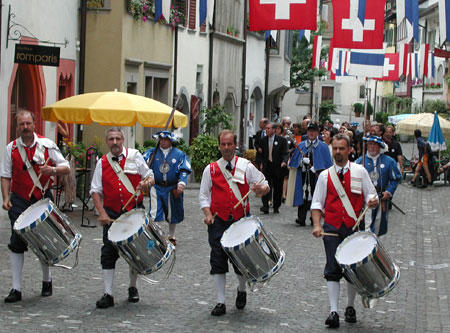 Angeführt von den Zuger Tambouren, den Hellebardenträger des «Grossen, Allmächtigen und Unüberwindlichen Rat von Zug» und dem Zuger Stadtrat marschierten die Gäste durch die reich beflaggte Zuger Altstadt.