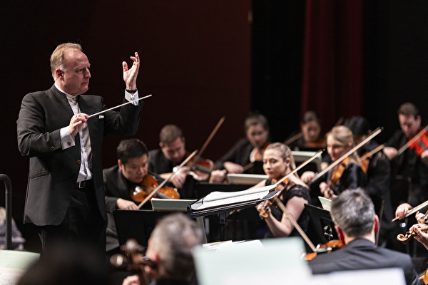 Dirigent Christoph-Mathias Mueller mit dem Swiss Festival Orchestra