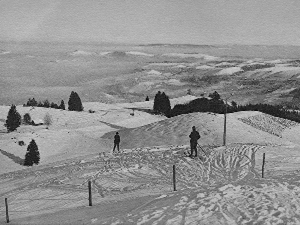 Skifahrer in Werktagskleidung mit Kappe oder Hut, ausgerüstet mit Holzskis und einem Stock, auf der Abfahrt von der Hochwacht Richtung «Tschuepis» und «Steren» in die Stadt Zug hinunter, um 1930