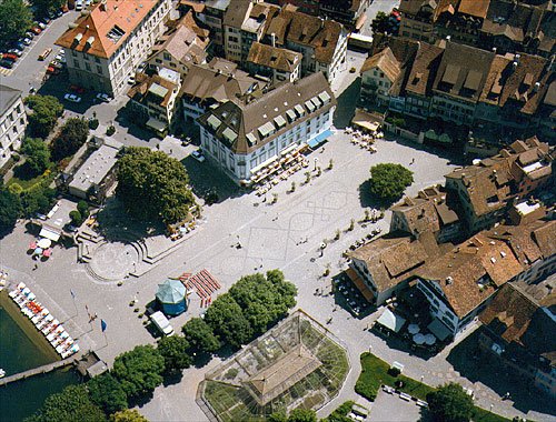 Auf dem Platz fanden sich in frühen Zeiten die Zuger zur Landsgemeinde zusammen. Heute ist er das Zentrum der Altstadtaktivitäten. Vom Frühling bis in den Herbst findet jeweils am Dienstag- und Samstagmorgen der Markt statt.