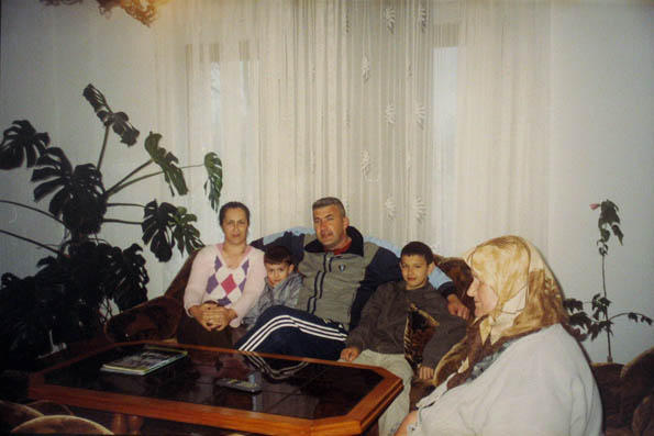Moj amidža sa porodicom.
Mein Onkel mit seiner Familie.