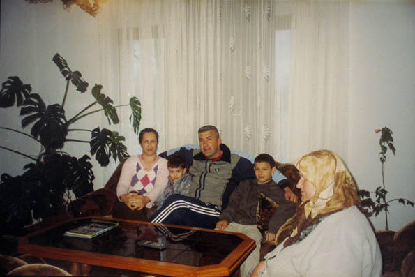 Moj amidža sa porodicom.
Mein Onkel mit seiner Familie.
