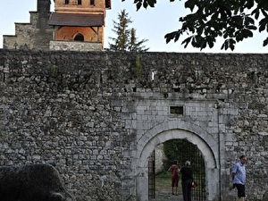 Schloss in der Burg: Neugotisches Schloss in der sonst mittelalterlichen Burg Ostrozac.