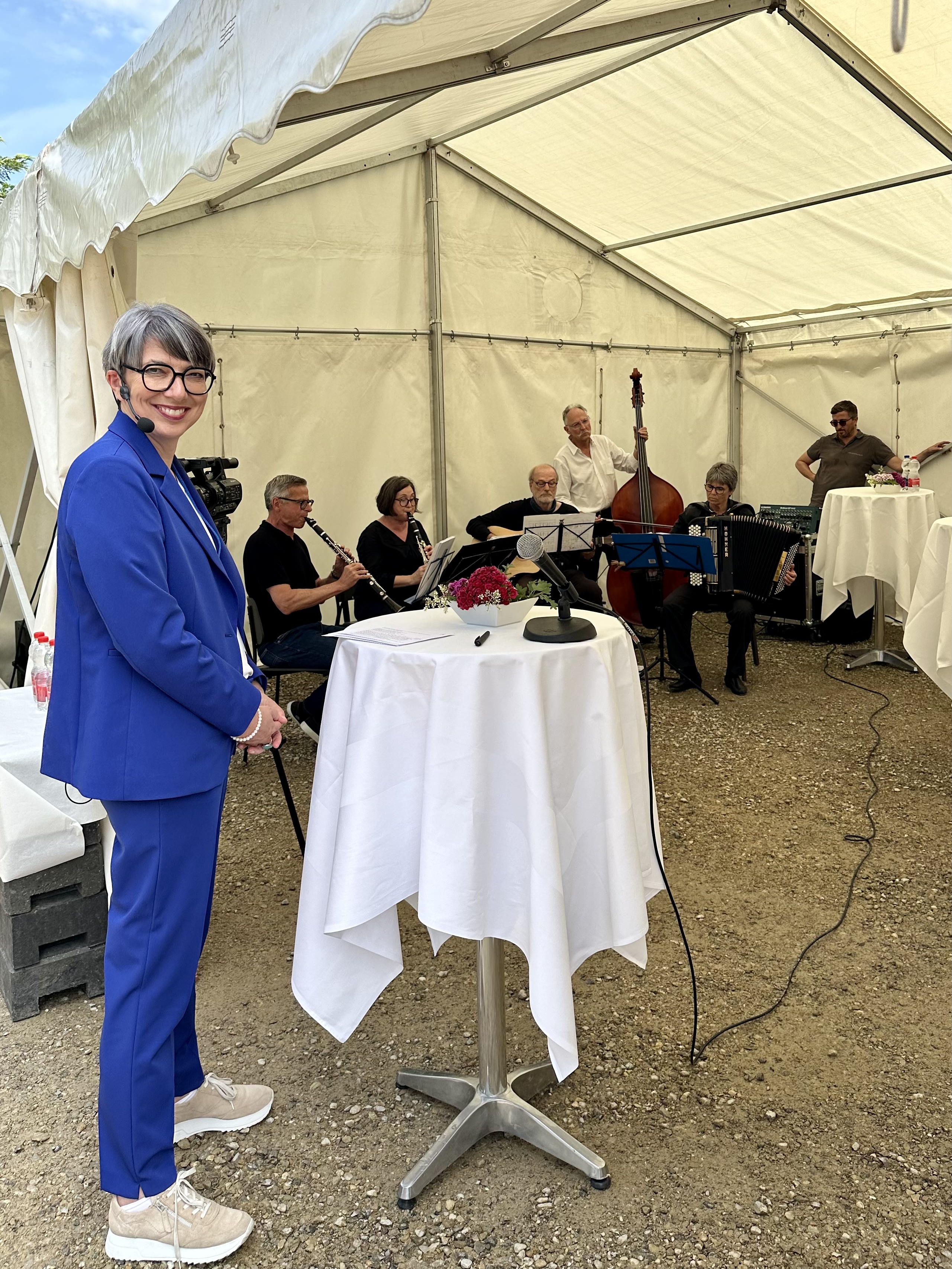 Lizia Gisler, Leiterin Soziale Dienste, begrüsst die Gäste.