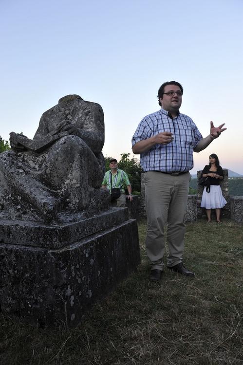 Kann erzählen: Almir Kurtovic im Figurenpark der Burg Ostrozac bei Bihac.