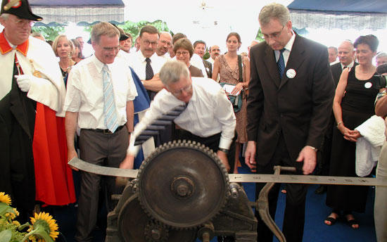 Handwerkliches Geschick war von Kaspar Villiger und Hanspeter Uster gefragt, als es das Geschenk der Zünfte zusammenzubauen galt...
