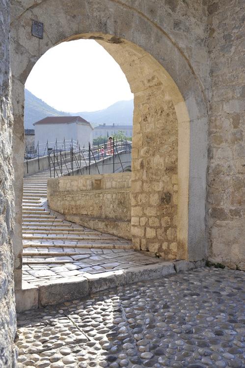 Durch den Torbogen der wiederaufgebauten Brücke in Mostar.