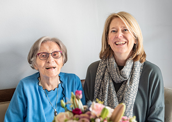 Die Jubilarin mit Stadträtin Eliane Birchmeier (Bild: Fotozug, Christian Herbert Hildebrand)