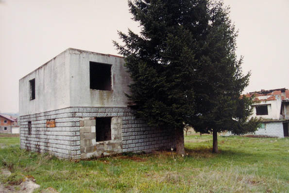 Kuæa koja je porušena u ratu, a nalazi se u selu Dubnica.
Ein Haus das im Krieg zerstört wurde. Es befindet sich im Dorf Dubnica.