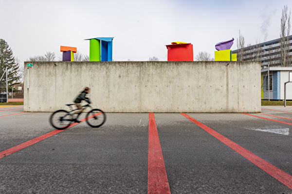 Michael Kienzler, «Zitronengelb bis Himbeerrot», Kunst am Bau (Mitwirkungsprojekt), Schulanlage Riedmatt, Eigentum Stadt Zug, Foto: Roth und Schmid