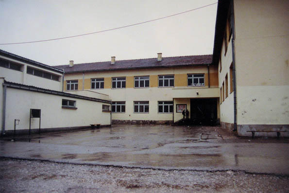 Osnovna škola “Tojšiæi”, izgraðena prije 50 godina koju pohaðam.
Hauptschule “Tojsici” die ich besuche. Sie wurde vor 50 Jahren gebaut.