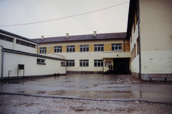 Osnovna škola “Tojšiæi”, izgraðena prije 50 godina koju pohaðam.
Hauptschule “Tojsici” die ich besuche. Sie wurde vor 50 Jahren gebaut.
