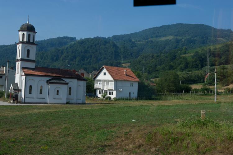Diese orthodoxe Kirche wurde nach Kriegsende im Garten einer Muslimin errichtet. Diese hat daraufhin Beschwerde eingereicht. Ein gerichtlicher Entscheid ist noch hängig.