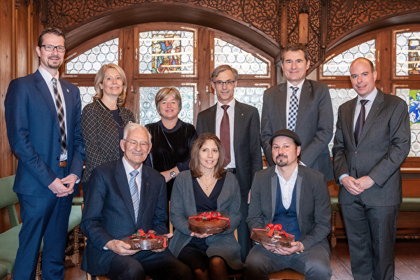 Lebkuchenfeier 2019, vorne von links: Oskar Rickenbacher, Monica Vanoli-Straub und Stefan Chiovelli; hintere Reihe: Urs Raschle, Stadtrat, Eliane Birchmeier, Stadträtin, Vroni Straub-Müller, Stadträtin, Karl Kobelt, Stadtpräsident, André Wicki, Stadtrat und Martin Würmli, Stadtschreiber.