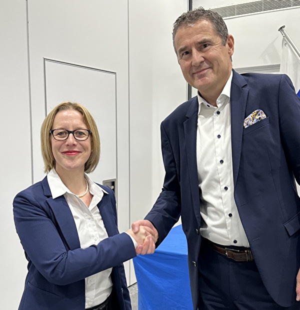 Barbara Gysel gratuliert dem neuen Stadtpäsidenten André Wicki.