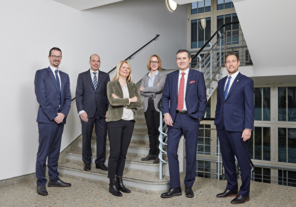 Der Stadtrat von Zug 2023, fotografiert im Stadthaus: Von Links: Urs Raschle (Vorsteher Finanzdepartement), Martin Würmli (Stadtschreiber), Eliane Birchmeier (Vorsteherin Baudepartement), Barbara Gysel Vorsteherin Departement Soziales, Umwelt und Sicherheit), André Wicki (Stadtpräsident), Etienne Schumpf (Vorsteher Bildungsdepartement).