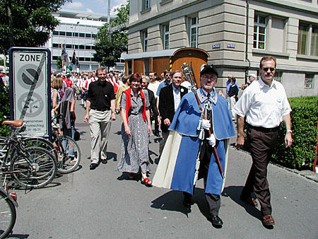 Nach der Ansprache begaben sich die Vertreterinnen der elf Zuger Gemeinde zu ihren Festplätzen, die in der ganzen Stadt verteilt waren. Im Bild: der Zuger Stadtrat.