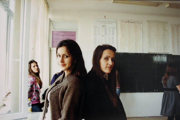 Prijateljice iz razreda u pokušaju da naprave slike kao pravi modeli.
Freundinnen aus meiner Klasse beim Versuch ein Foto wie echte Models zu machen.