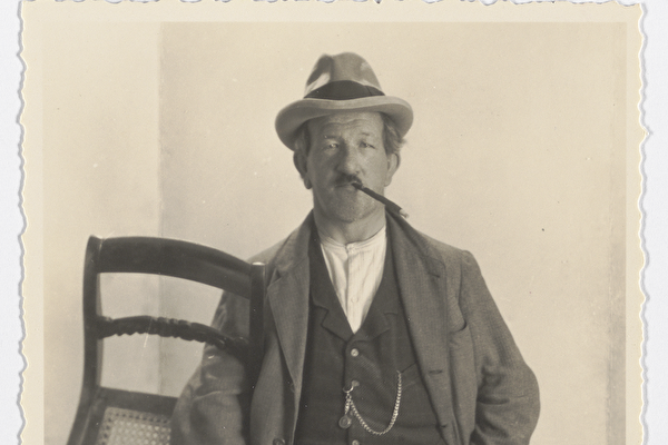 Oskar Metz (1875–1933), Sesselflechter mit Werkstatt an der Zuger Seestrasse, posiert im Fotostudio mit einem Stuhl, dessen Sitzfläche er in sorgfältiger Handarbeit mit einem Wiener Geflecht aus fein geflochtenem Peddigrohr versehen hat. Auf der Rückseite des Bildes findet sich die handschriftliche Notiz «Professor Stuhl» – möglicherweise ein Spitzname oder eine augenzwinkernde Hommage an sein handwerkliches Können. Das Bild ist im Digitalen Lesesaal leicht zugänglich (TD_26_00452).