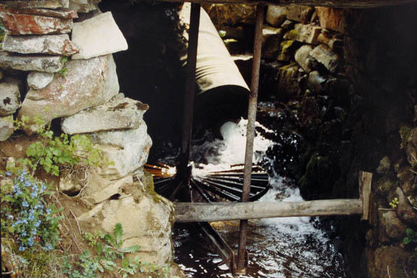 Toèak vodenice kojeg voda svojom snagom pokreæe.
Rad der Mühle, welches mit Wasserkraft angetrieben wird.