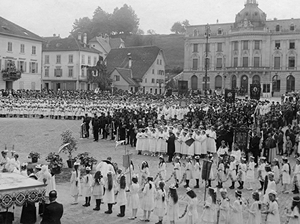 Römisch-katholische Fronleichnams-Prozession vor dem Regierungsgebäude auf dem Zuger Postplatz, um 1900