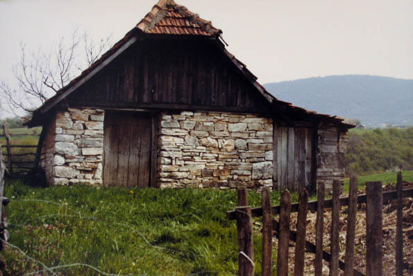 Stara kamena štala koja se nalazi na kraju moga sela.
Ein alter Stall aus Stein, welcher sich am Ende meines Dorfes befindet.