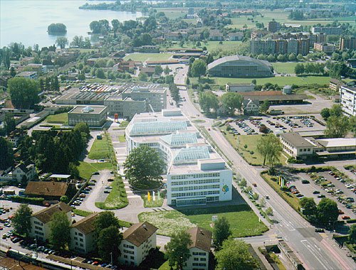 Die Grafenau setzt einen markanten städtebaulichen Akzent im Hertiquartier. Zahlreiche renommierte, internationale Unternehmungen haben diesen attraktiven Standort in der Nähe des Bahnofs gewählt. Die Grafenau ist in der Zwischenzeit erweitert worden