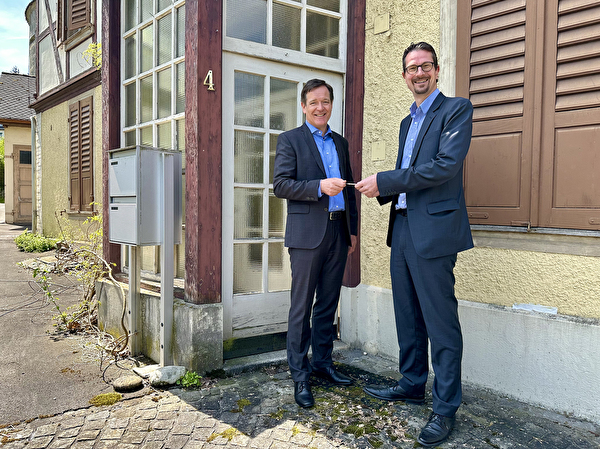 Die Vertragsparteien anlässlich der symbolischen Schlüsselübergabe am Knopfliweg, von links: Josef Staub, Vizepräsident GEWOBA und Stadtrat Urs Raschle, Vorsteher Finanzdepartement.