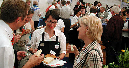 Small-Talk und Apéritifhäppchen im Zunft-Zelt.